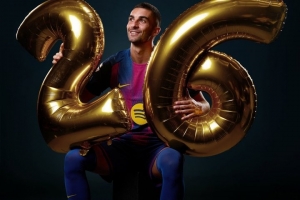 巴萨官方晒照，祝贺费兰·托雷斯26岁生日